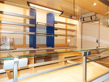 Verkaufstheke in einem Bäckermobil von RKB